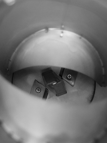 Электрическая дробилка для фруктов с небольшим бункером